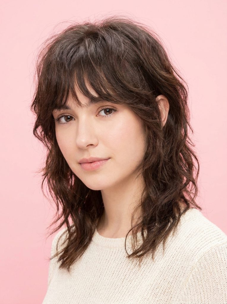 What Is a Wavy Wolf Cut With Bangs